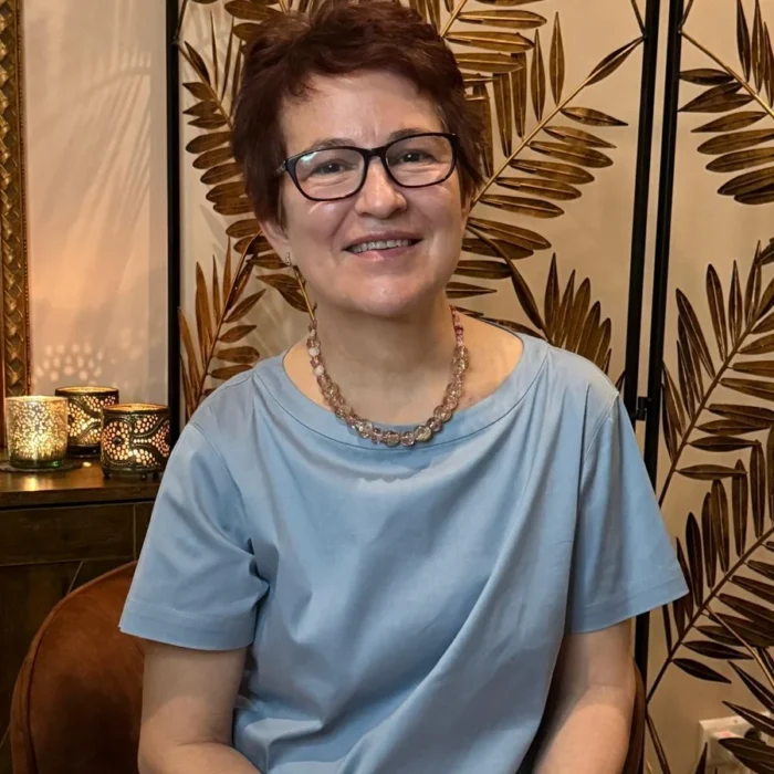 Doris Rücker in ihrem Praxisraum